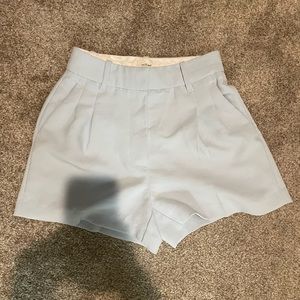 NEVER WORN aritzia effortless 3 inch shorts